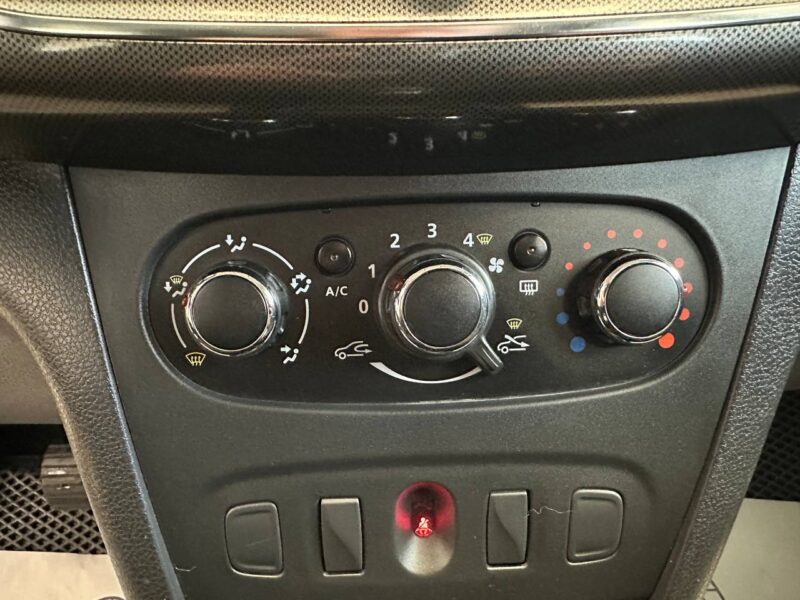 Renault Logan Stepway - фото 15