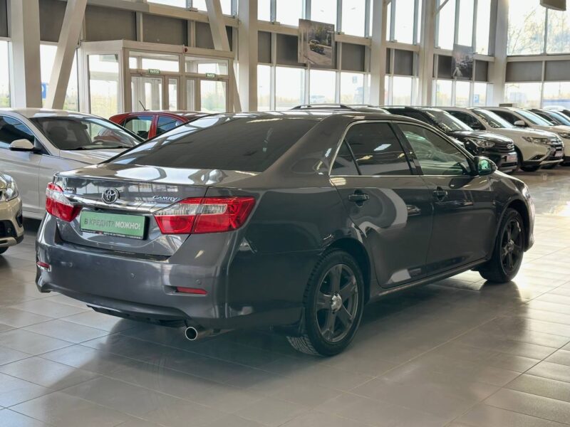 Toyota Camry - фото 2